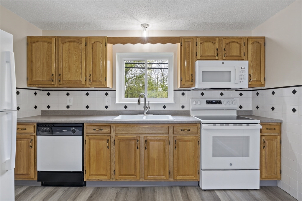 5455 North Main Street, Unit 4D Fall River, MA 02720 - Photo 12 of 23