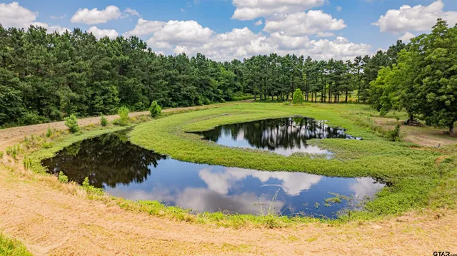 a picture of a swimming pool