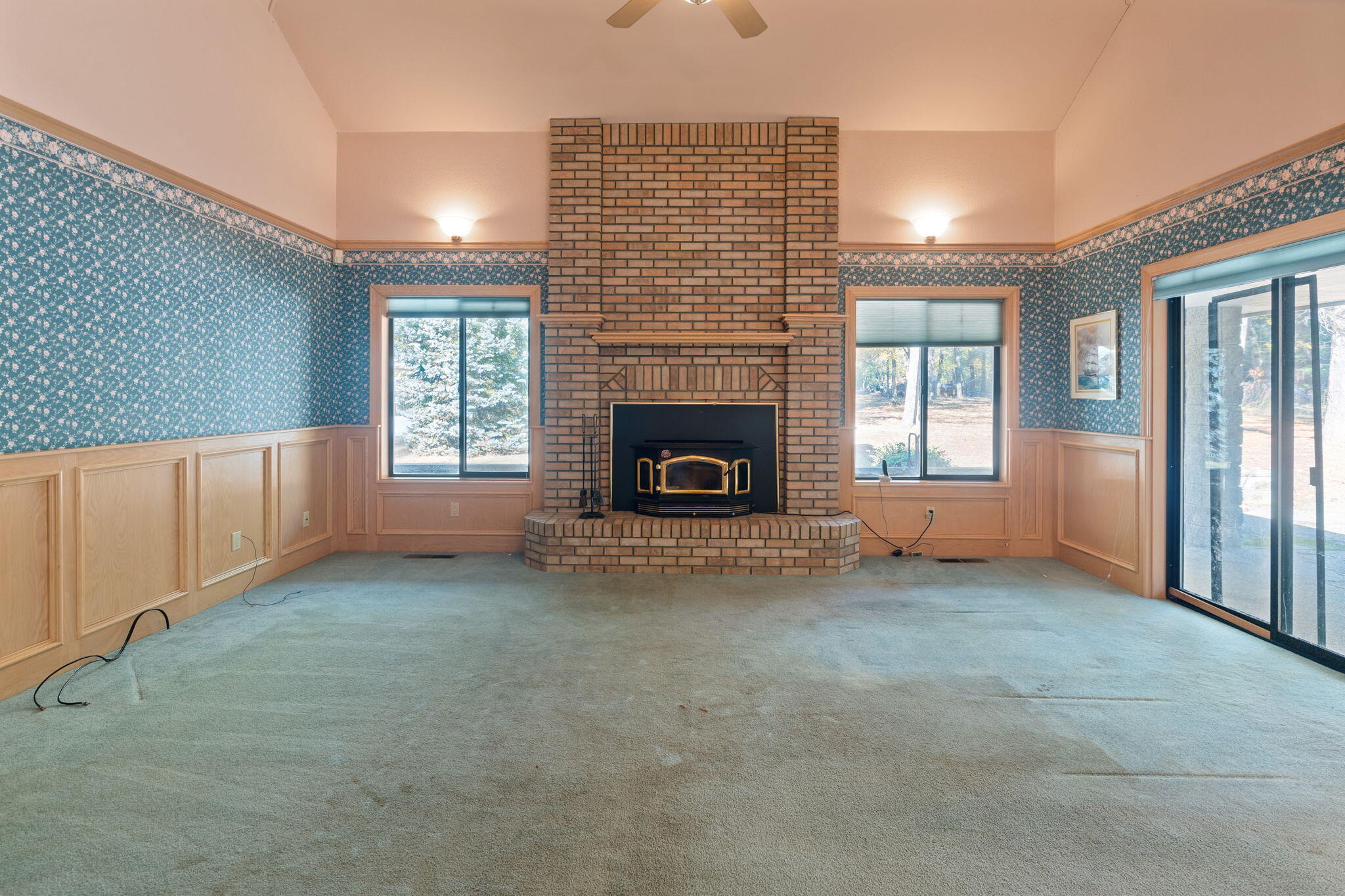 7118 Redthorne Road Rogue River, OR 97537 - Photo 20 of 63 Family Room