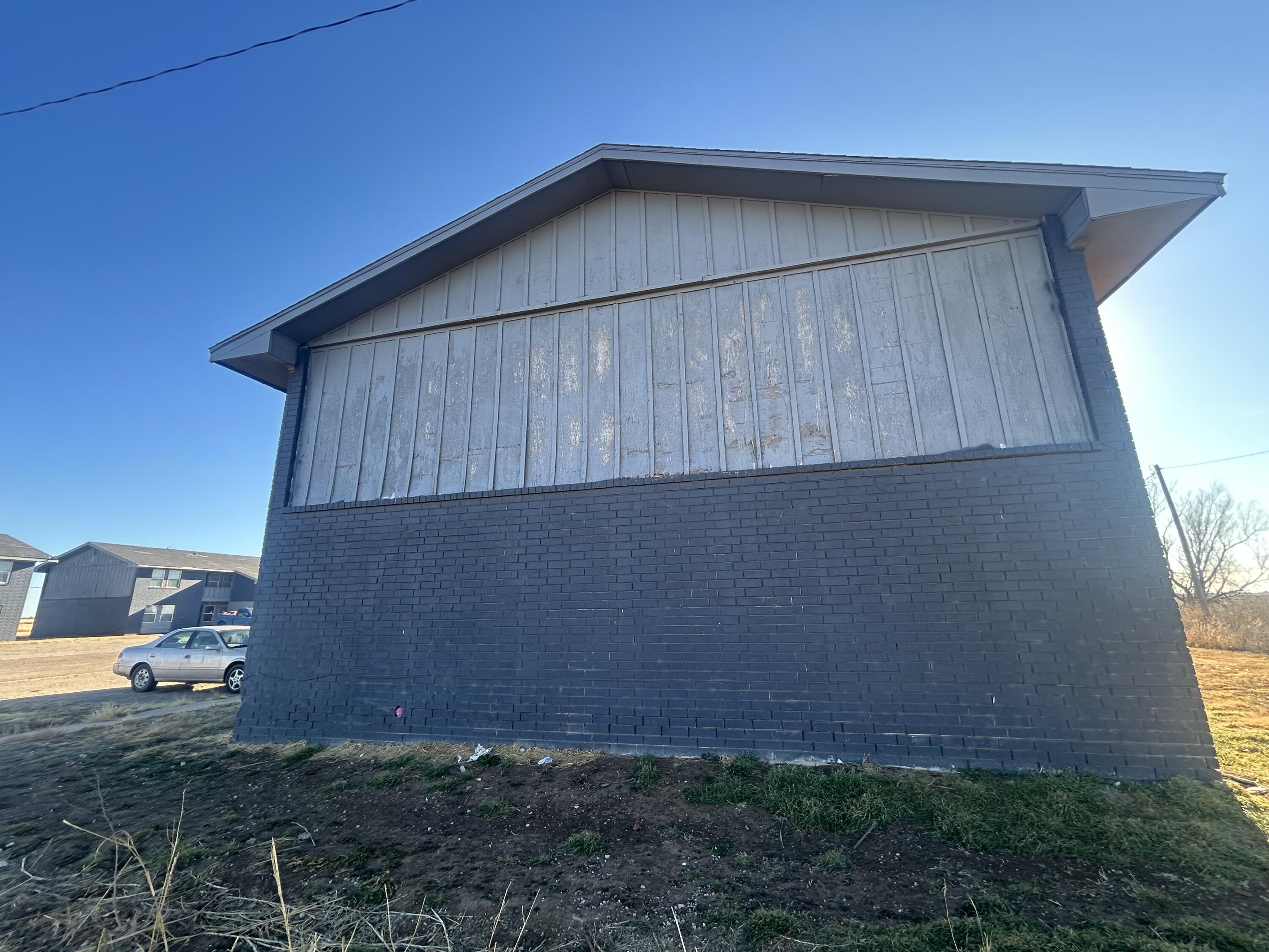 100 Pecos Place Plainview, TX 79072 - Photo 3 of 32 a backyard of a house