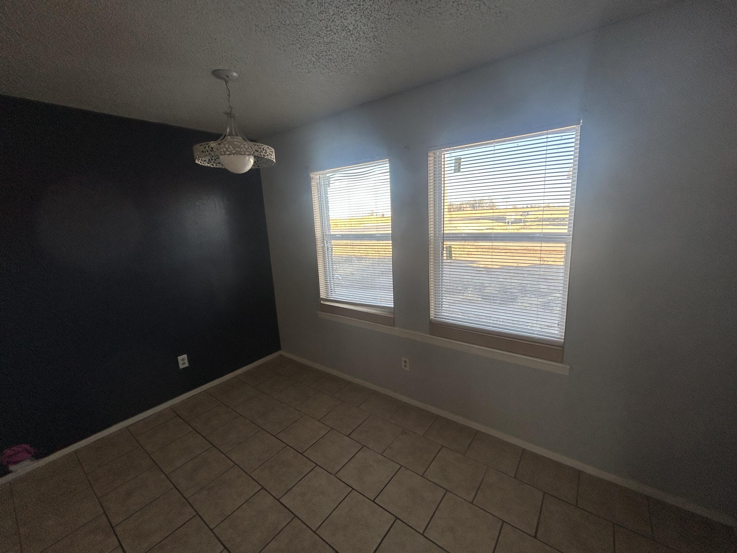 100 Pecos Place Plainview, TX 79072 - Photo 6 of 32 an empty room with a window