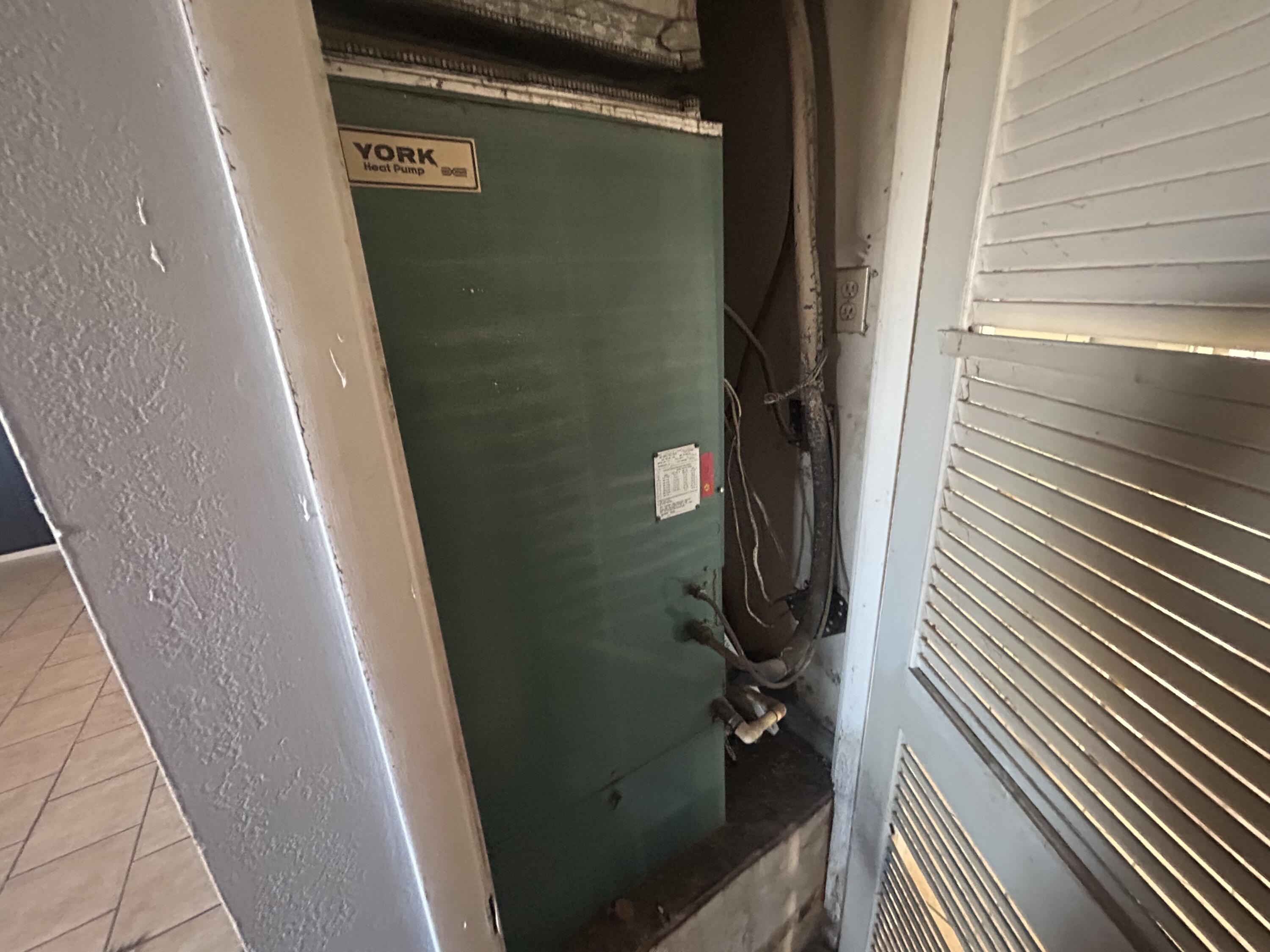 100 Pecos Place Plainview, TX 79072 - Photo 8 of 32 a bathroom with a shower