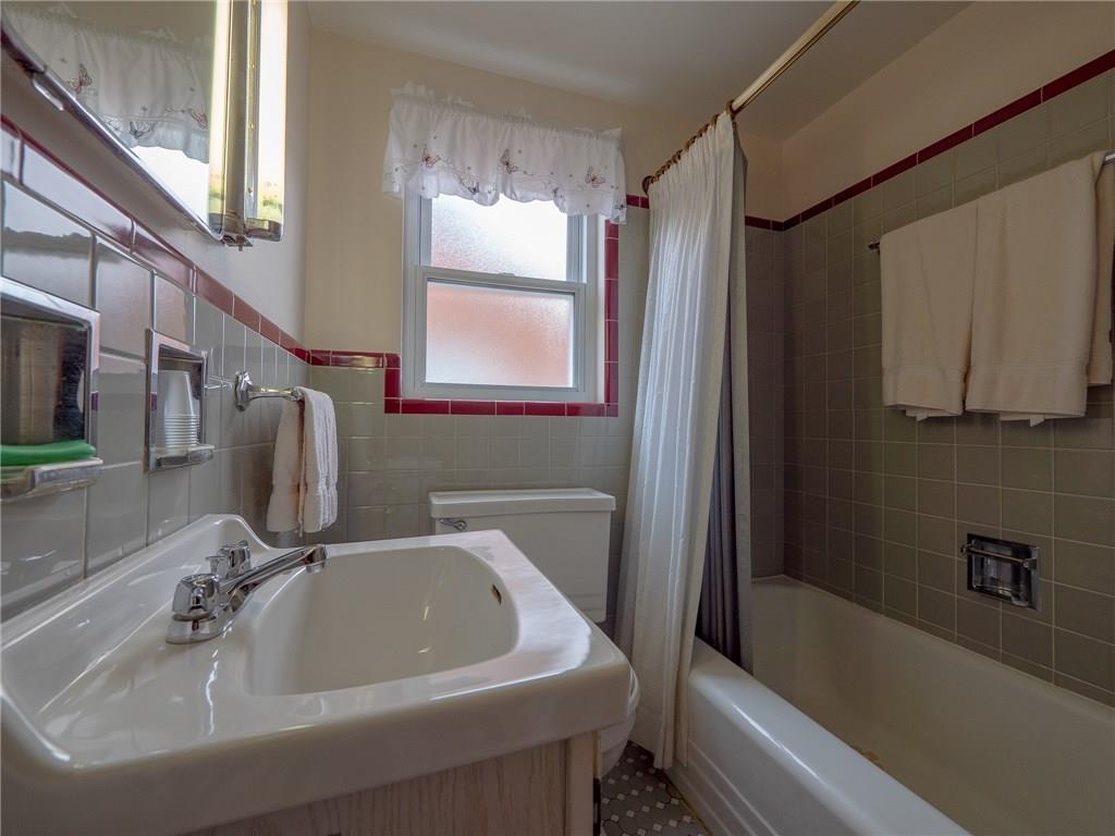 516 Loretto Road Pittsburgh, PA 15217 - Photo 21 of 25 Bathroom