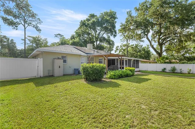 a view of a house with backyard and garden