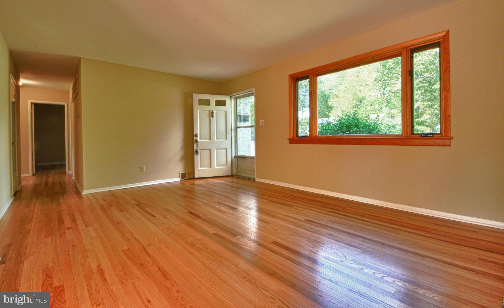7401 Hallmark Place Springfield, VA 22150 - Photo 3 of 18 Living Room