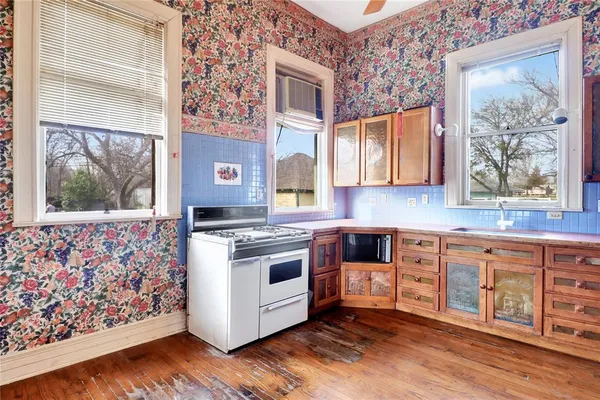 $349,900 | 200 South Colorado Street, Whitney, TX 76692