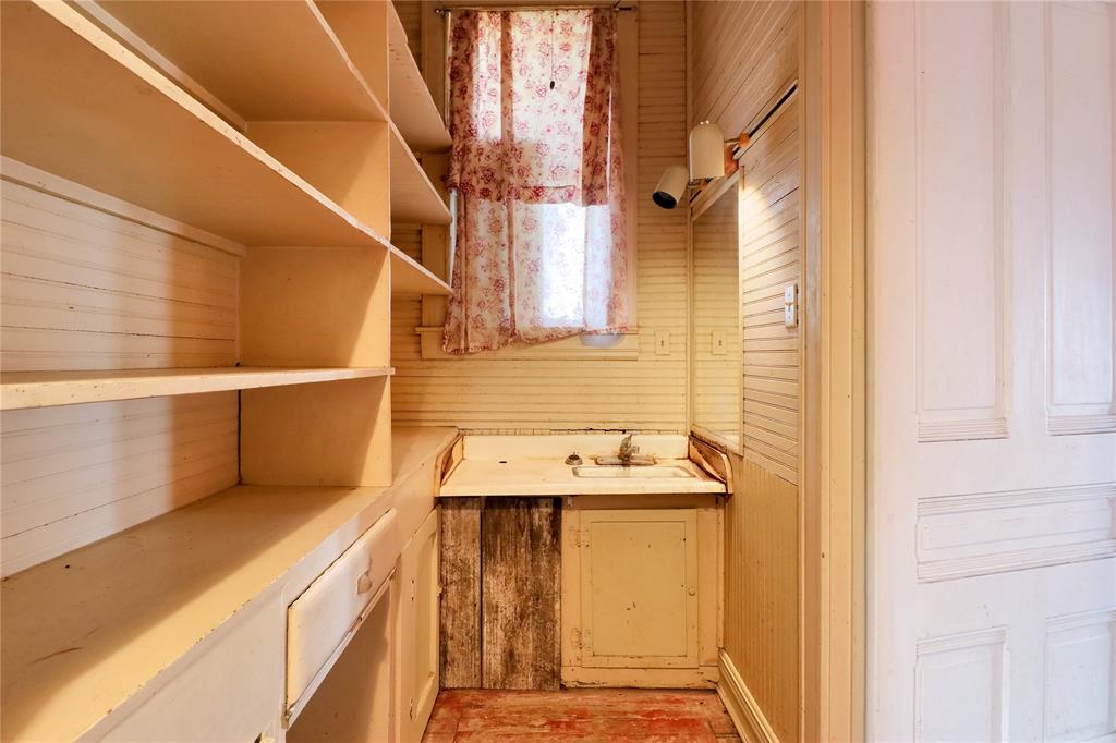 200 South Colorado Street Whitney, TX 76692 - Photo 15 of 38 a bathroom with a sink and mirror