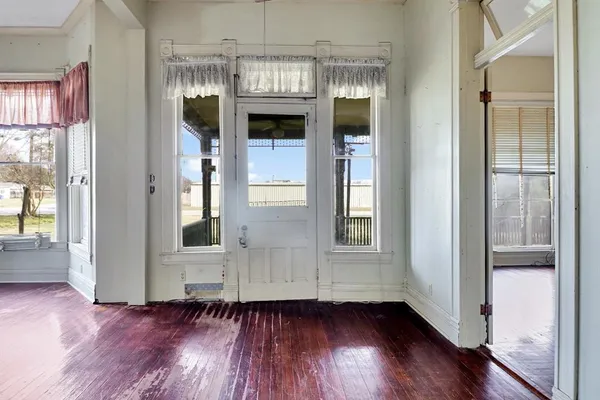 $349,900 | 200 South Colorado Street, Whitney, TX 76692