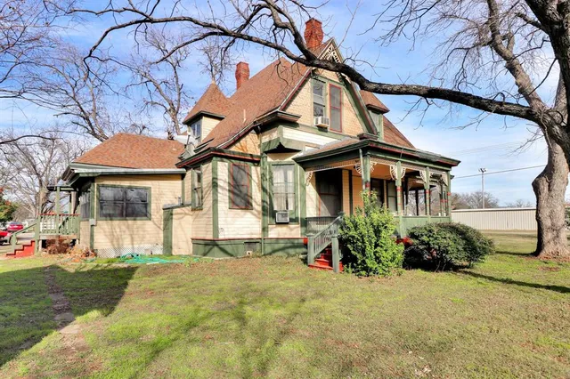 $489,000 | 200 South Colorado Street, Whitney, TX 76692