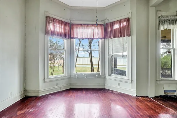 $349,900 | 200 South Colorado Street, Whitney, TX 76692