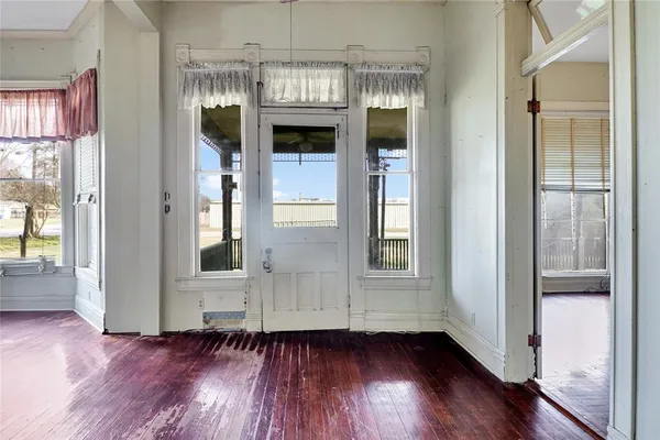 $349,900 | 200 South Colorado Street, Whitney, TX 76692