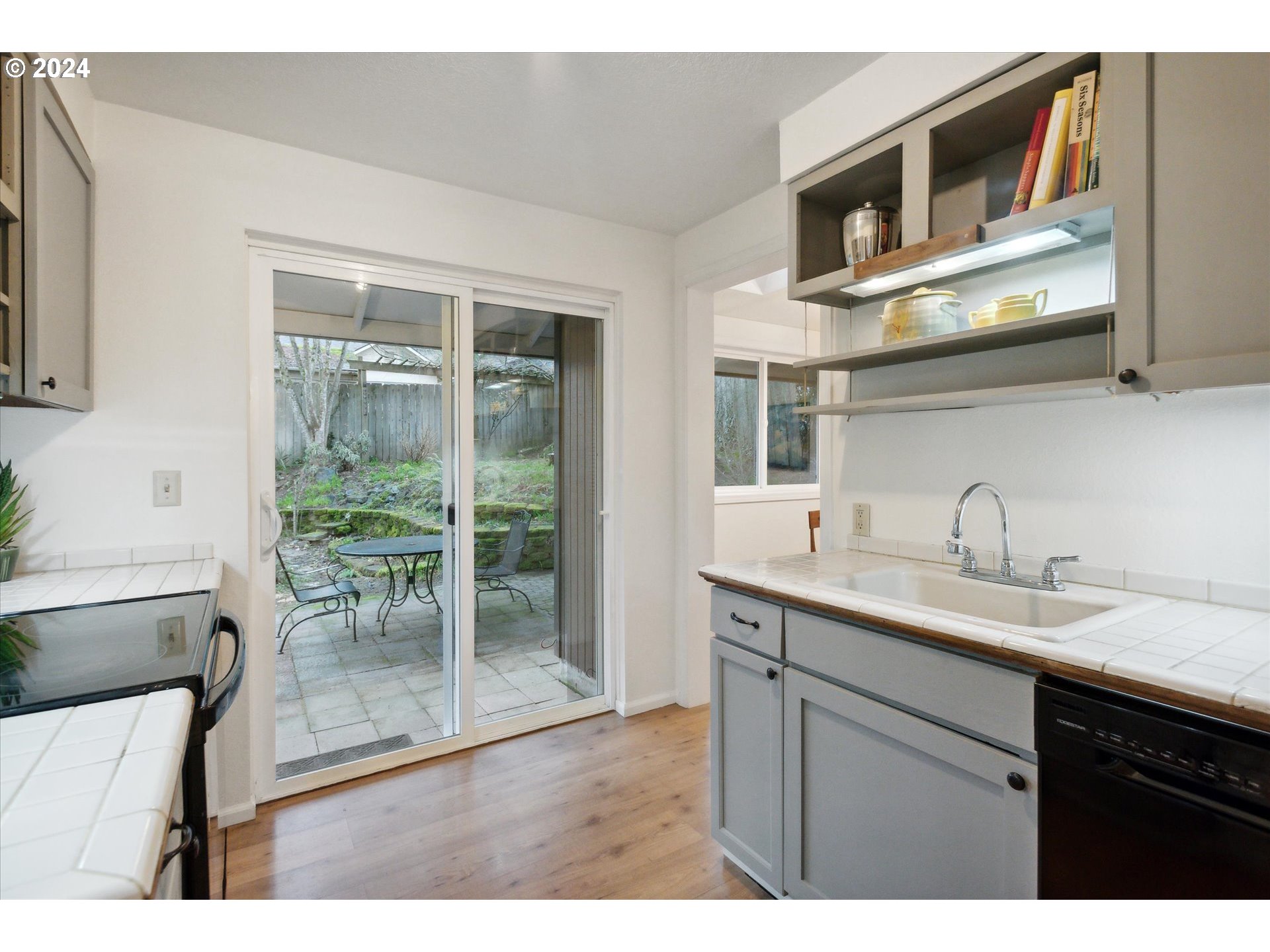 625 Southwest Alice Street Portland, OR 97219 - Photo 6 of 20 Kitchen