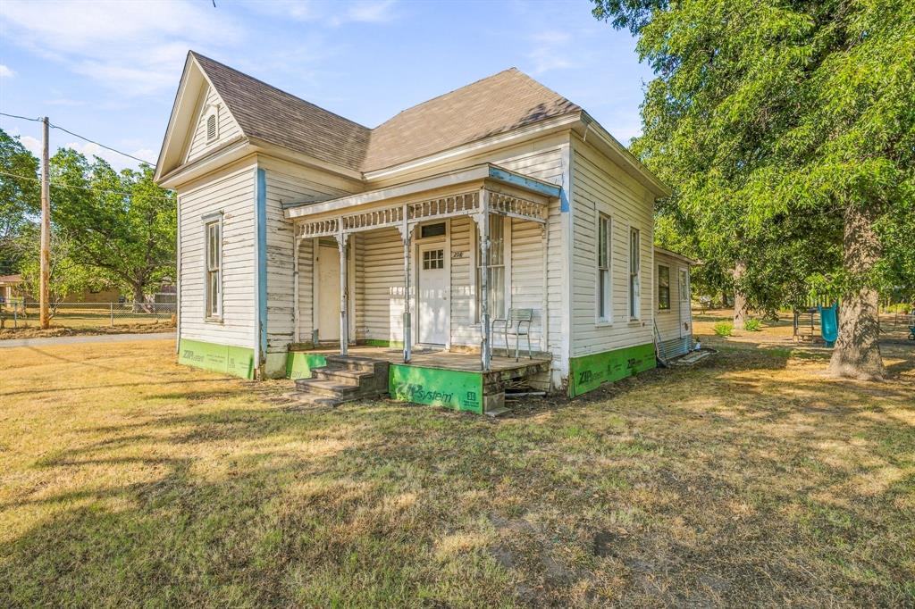 208 South Harrison Street Pilot Point, TX 76258 - Photo 3 of 21 Gallery Image 3