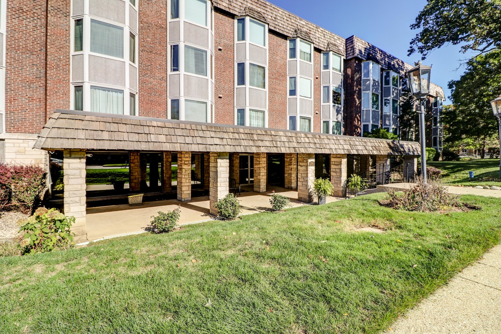 200 Thames Parkway, Unit 2L Park Ridge, IL 60068 - Photo 1 of 24