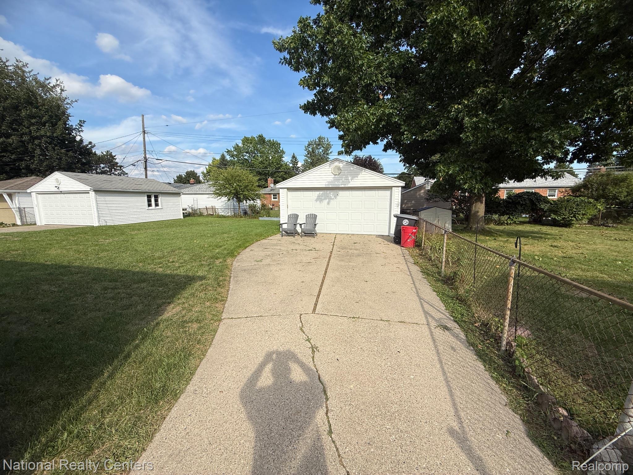 9918 Farmington Road Livonia, MI 48150 - Photo 12 of 14 9918 farmington back garage.JPG