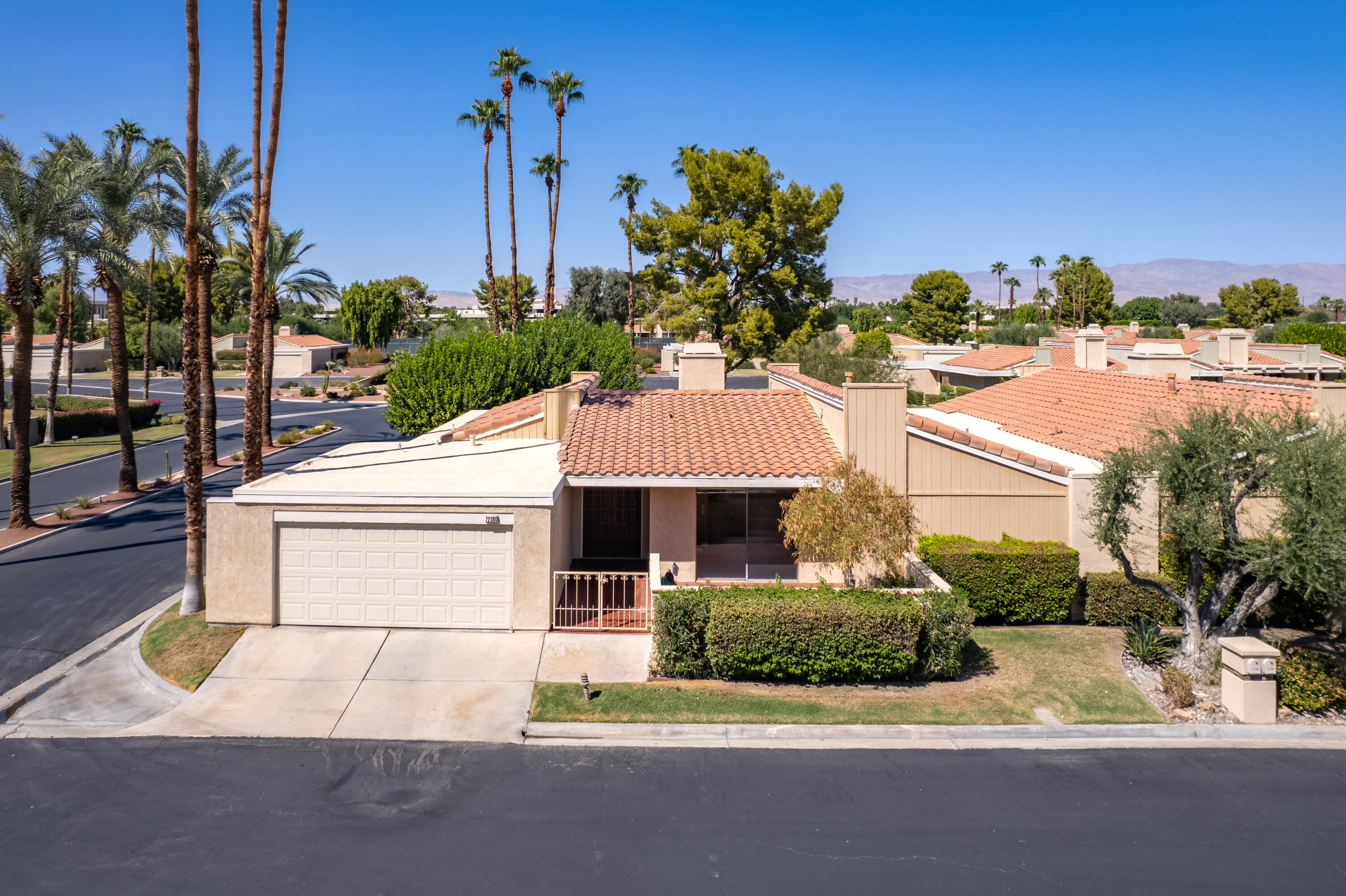 72380 Rodeo Way Rancho Mirage, CA 92270 - Photo 3 of 38 Photo-3