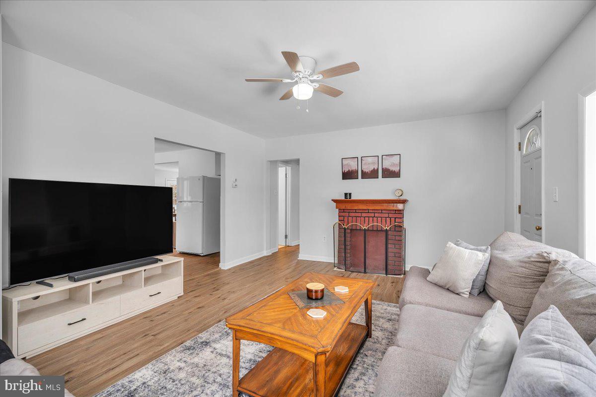 18 Henry Road Gibbsboro, NJ 08026 - Photo 7 of 26 Living Room