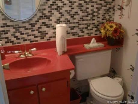 195 Fanshaw East, Unit 195 Boca Raton, FL 33434 - Photo 7 of 12 a bathroom with a sink and a toilet