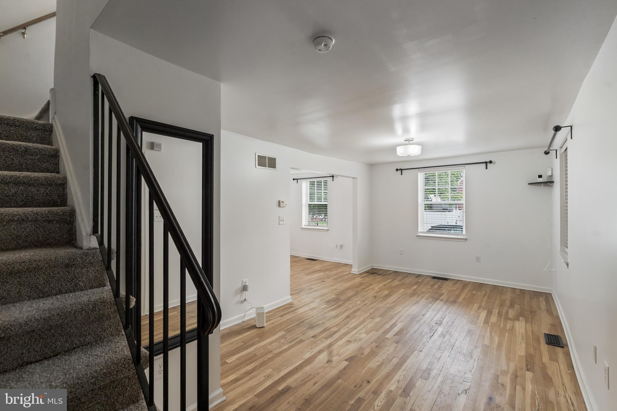 1552 Collings Road Camden, NJ 08104 - Photo 5 of 26 Livingroom
