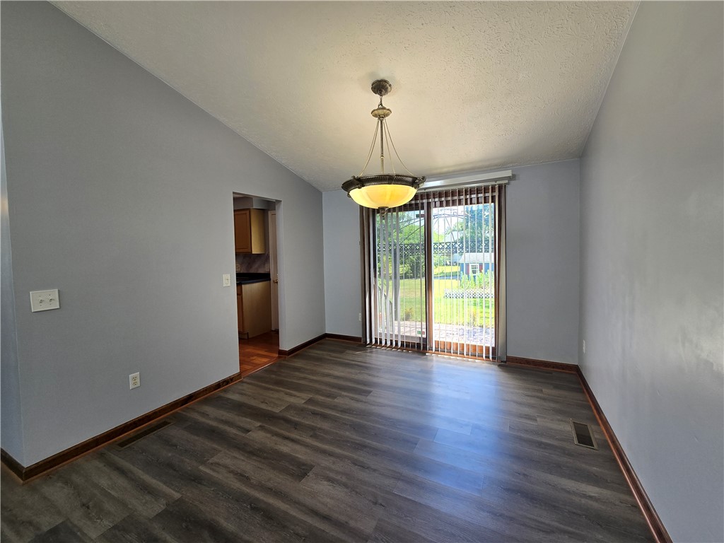 237 Countess Drive Henrietta, NY 14586 - Photo 7 of 40