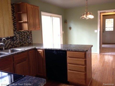 1011 West Barron Road Howell, MI 48855 - Photo 6 of 18 Kitchen pic 3.JPG