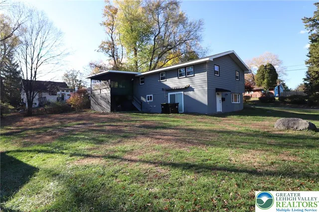 a view of a house with a yard