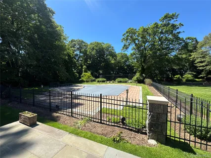 $5,700,000 | 195 Feeks Lane, Locust Valley, NY 11560