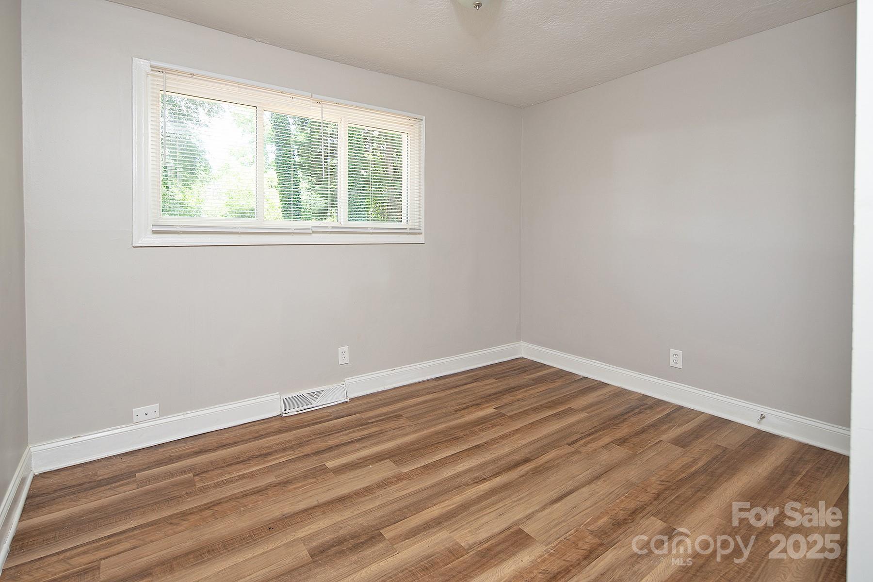 2409 Thornton Road Charlotte, NC 28208 - Photo 17 of 33 Gallery Image 17