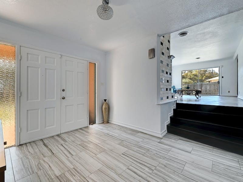 Entryway featuring a textured ceiling and baseboards