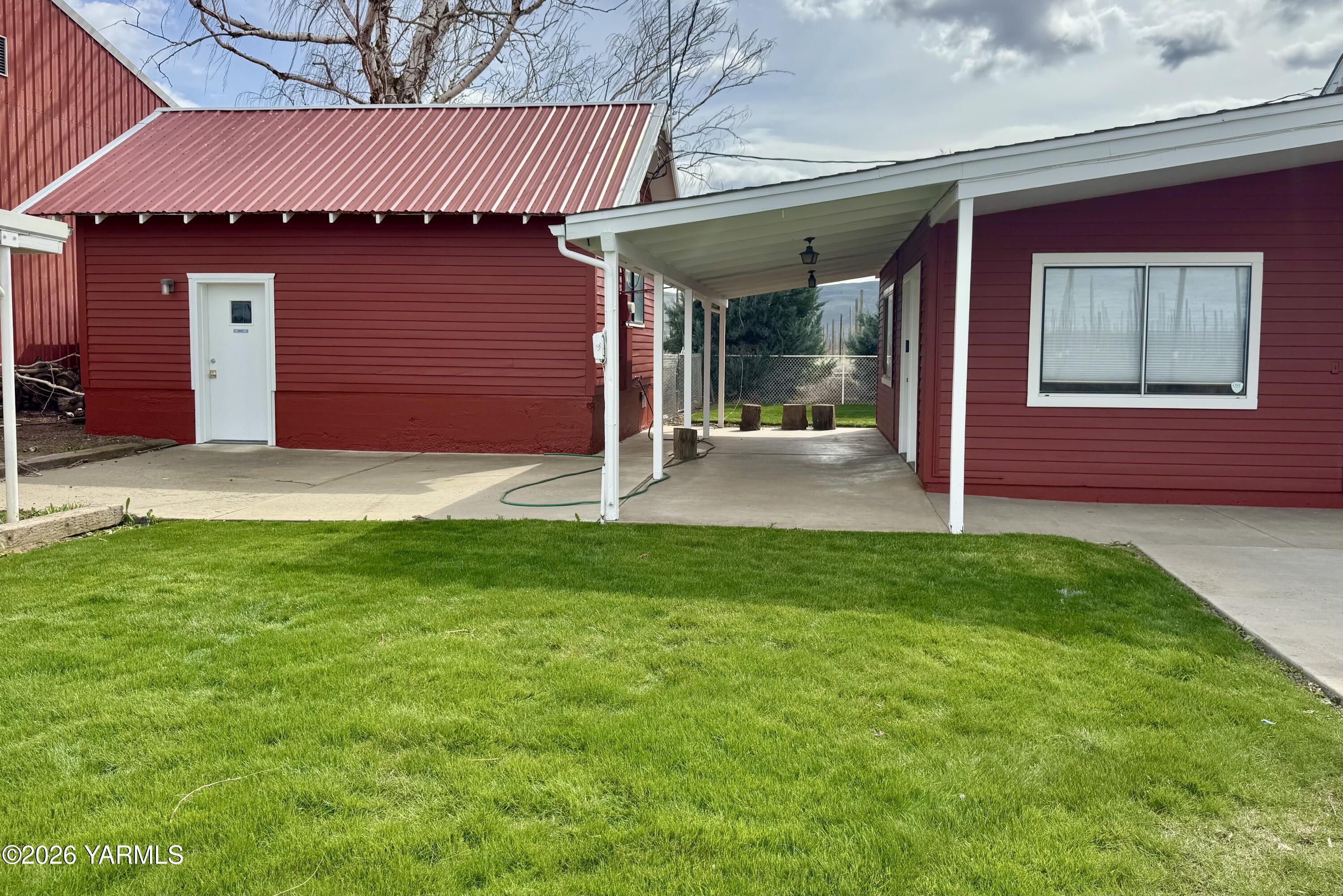 7801 Campbell Road, Unit 1 Toppenish, WA 98948 - Photo 18 of 46 a front view of a house with a garden
