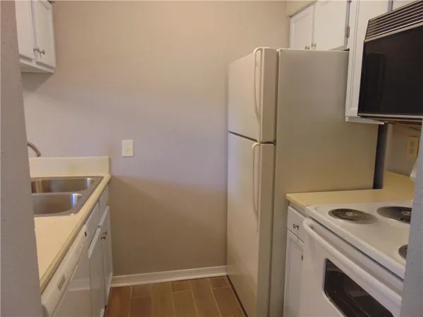 $975 | 2330 Edenborn Avenue, Unit 227, Metairie, LA 70001