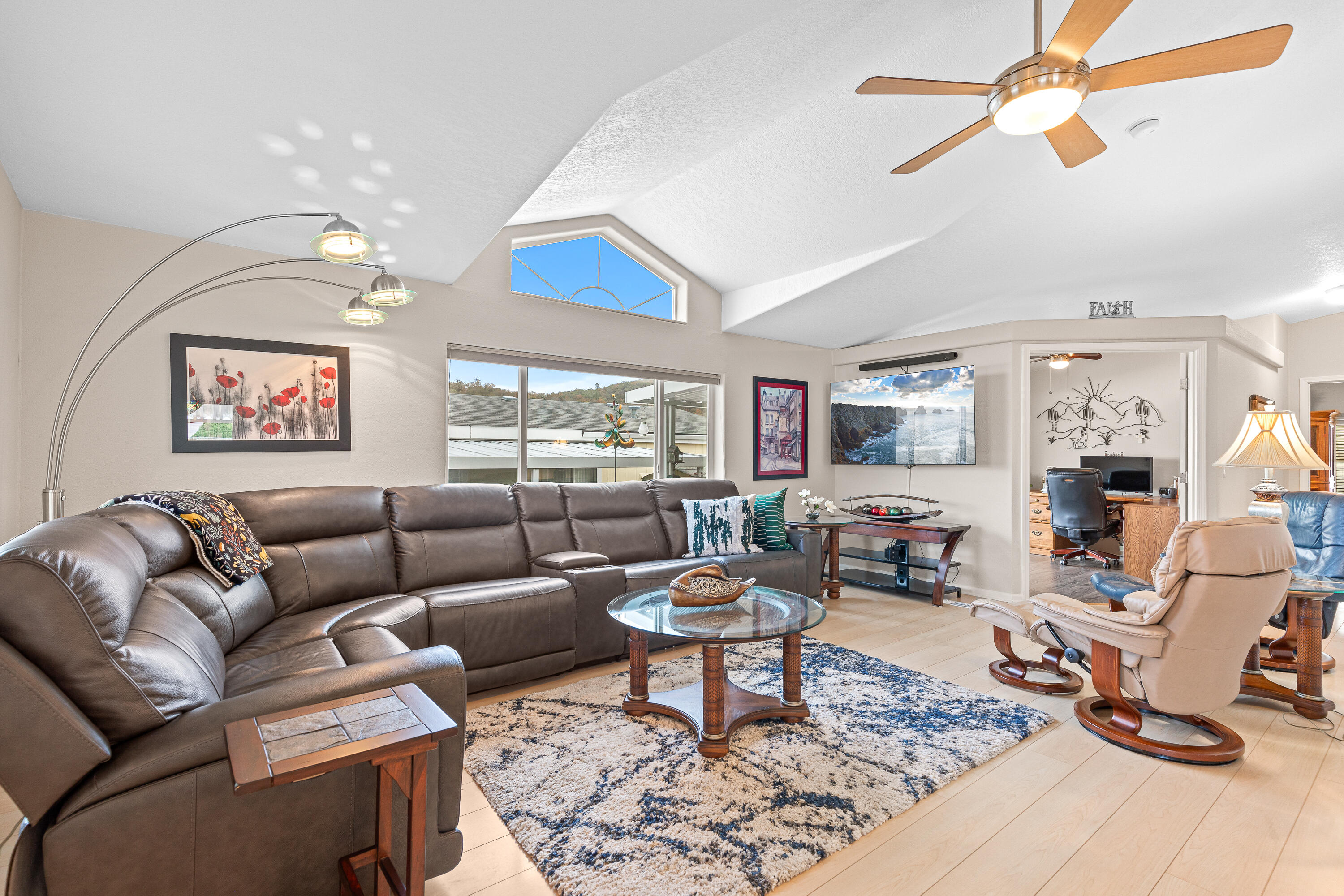 8401 Old Stage Road, Unit 34 Central Point, OR 97502 - Photo 16 of 30 Living Room with Office
