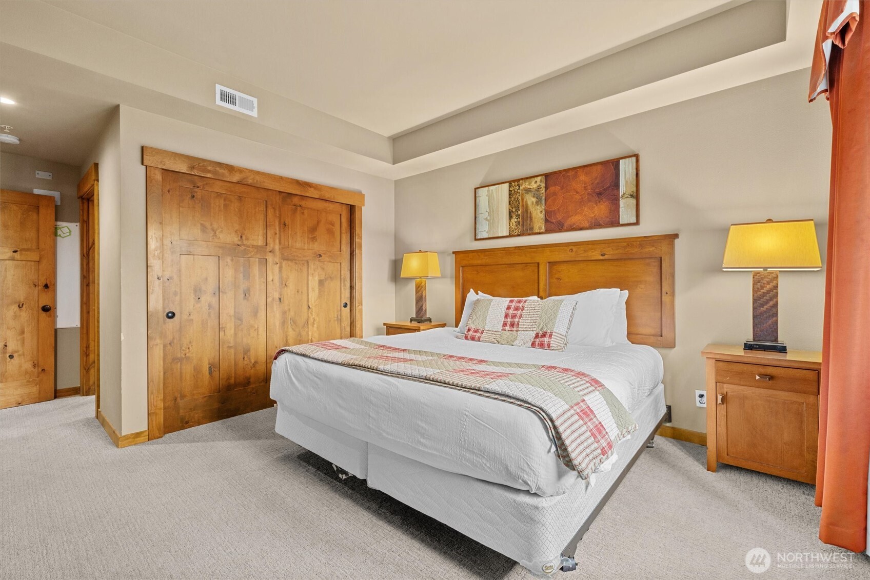 3770 Suncadia Trail, Unit 102 Cle Elum, WA 98922 - Photo 17 of 35 a bedroom with a bed and a lamp