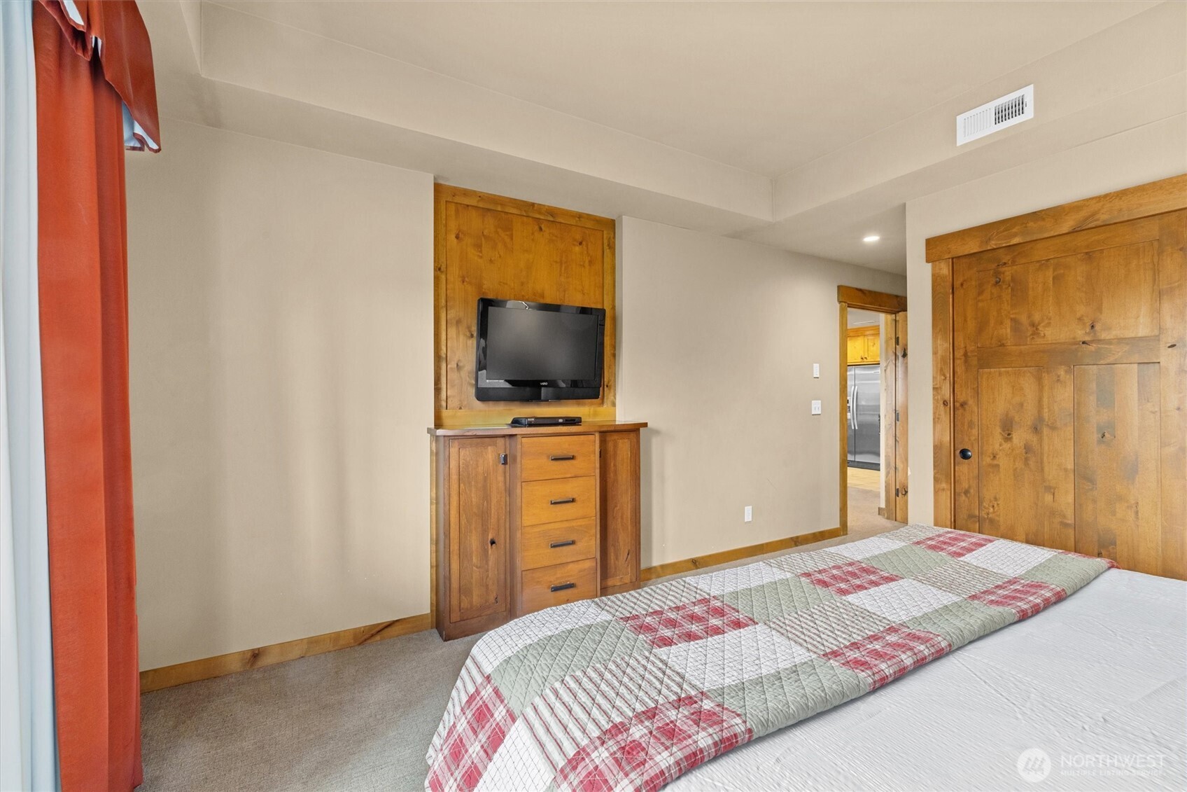 3770 Suncadia Trail, Unit 102 Cle Elum, WA 98922 - Photo 18 of 35 a bedroom with a bed and a flat screen tv