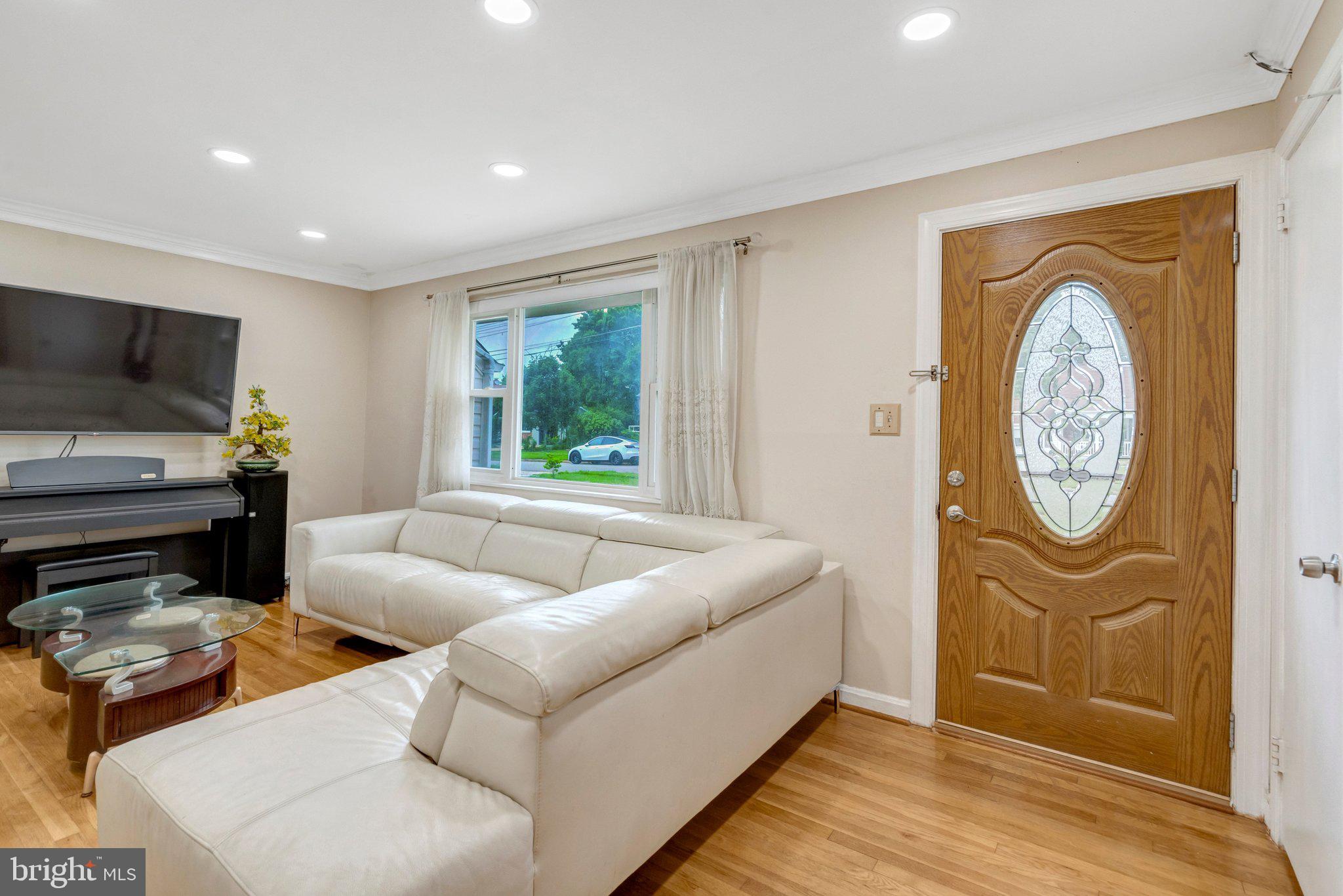 5910 Flanders Street Springfield, VA 22150 - Photo 6 of 40 Living Room
