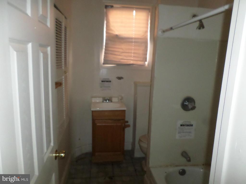 1631 North Rosedale Street Baltimore, MD 21216 - Photo 9 of 11 Bath
