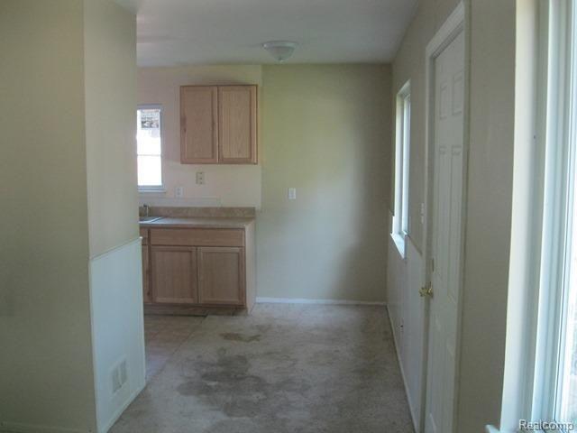 14462 Toepfer Road Warren, MI 48089 - Photo 12 of 22 264-006849 LIVING ROOM HALLWAY.jpg