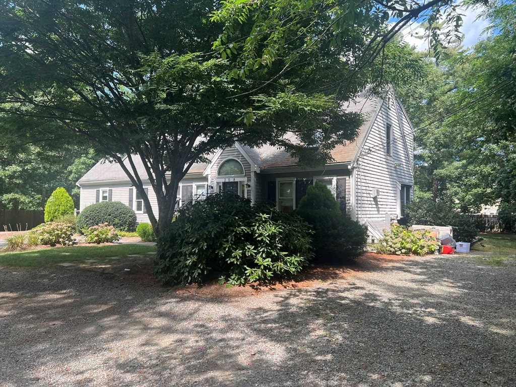 208 Mashpee Neck Road Mashpee, MA 02649 - Photo 3 of 39 Gallery Image 3
