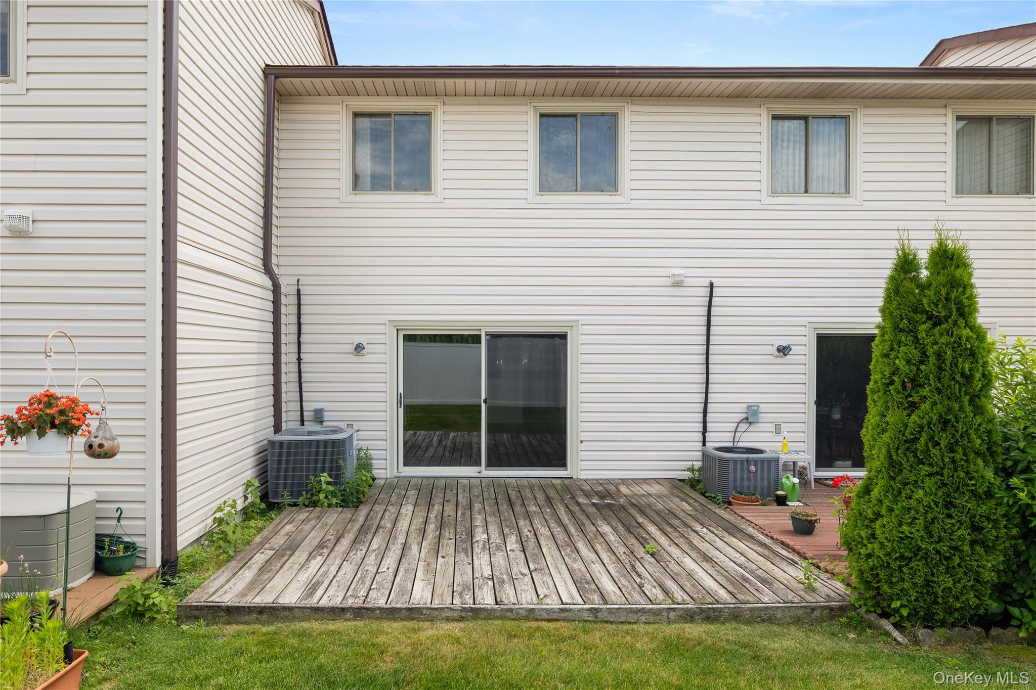 650 Newbridge Road, Unit 15 East Meadow, NY 11554 - Photo 17 of 20 a view of backyard with a garden and plants