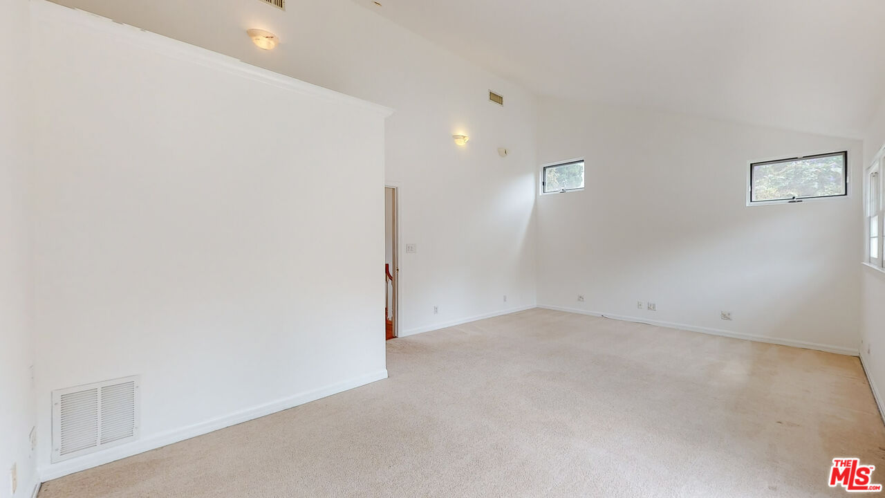 365 Sycamore Road Santa Monica, CA 90402 - Photo 25 of 42 an empty room with a workbench