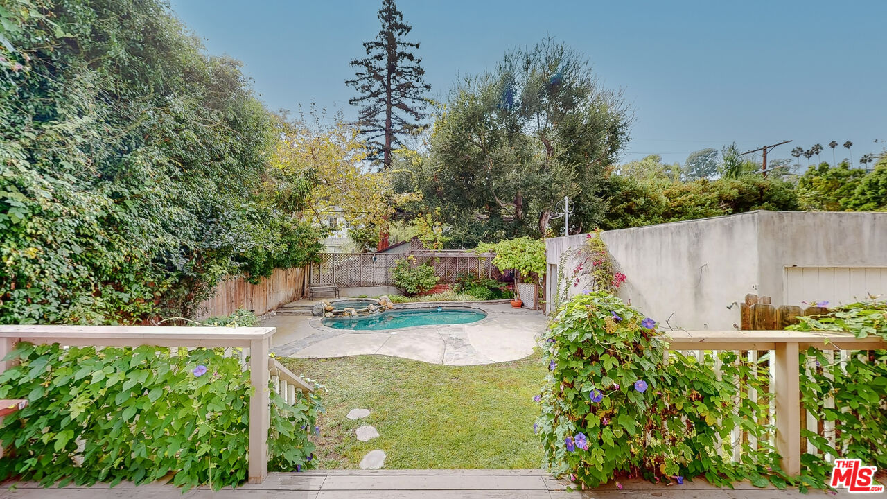365 Sycamore Road Santa Monica, CA 90402 - Photo 34 of 42 an outdoor view with patio