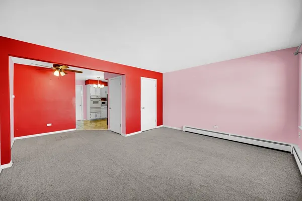 a view of a livingroom with a ceiling fan