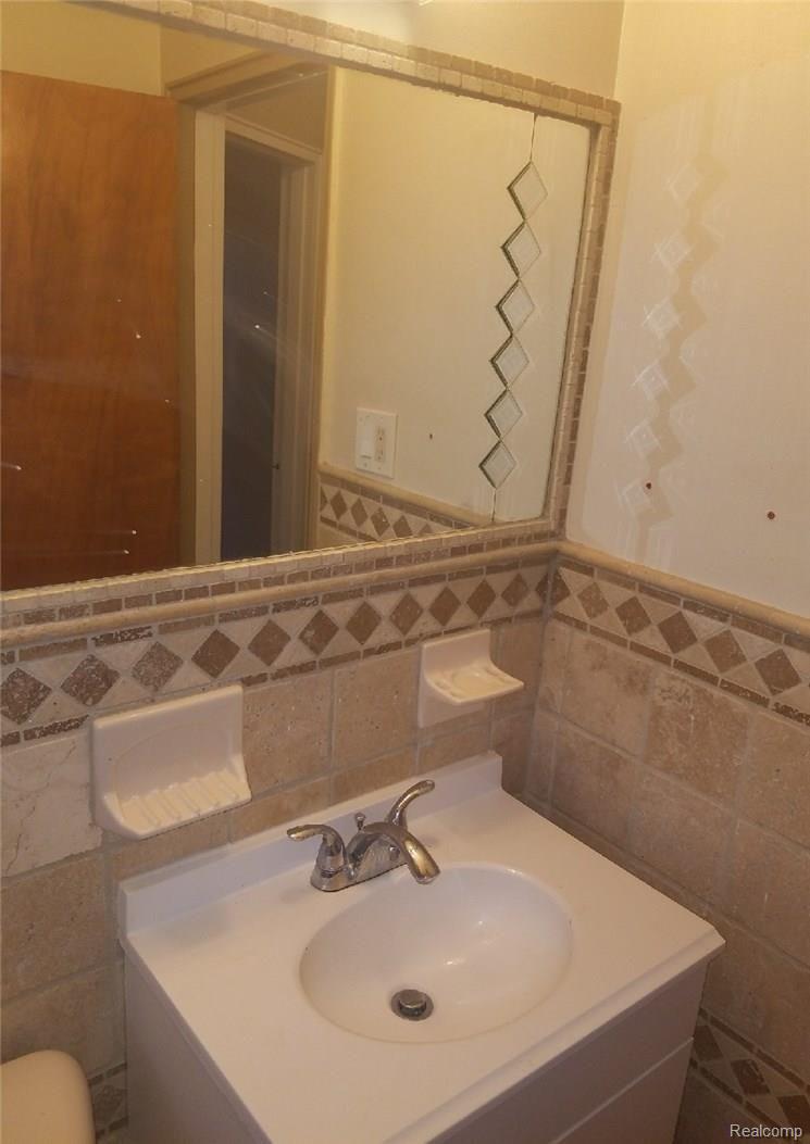19301 Appleton Street Detroit, MI 48219 - Photo 11 of 18 APP9.jpg