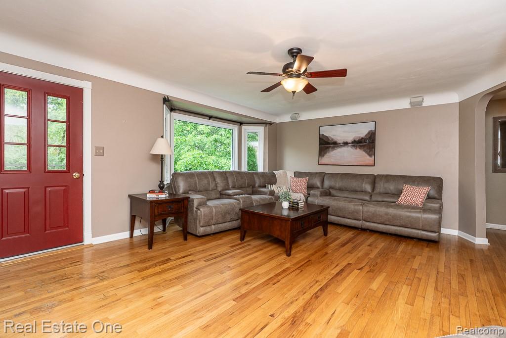 241 East Gunn Road Rochester, MI 48306 - Photo 3 of 24