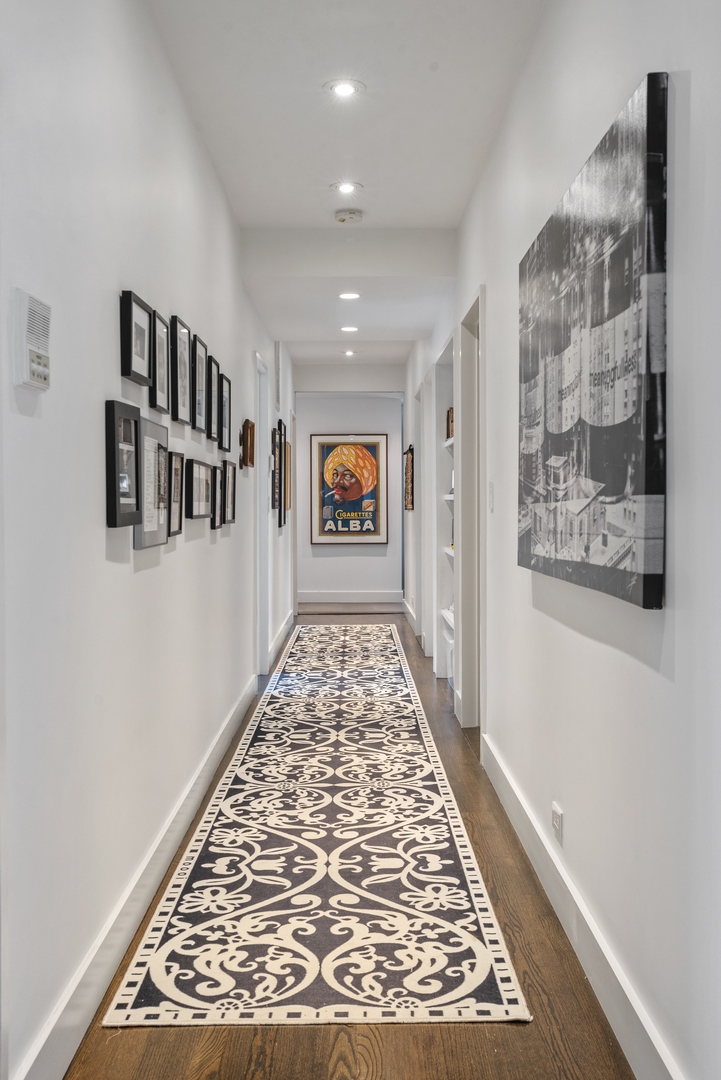 710 West Junior Terrace, Unit 2 Chicago, IL 60613 - Photo 16 of 37 a view of an entryway