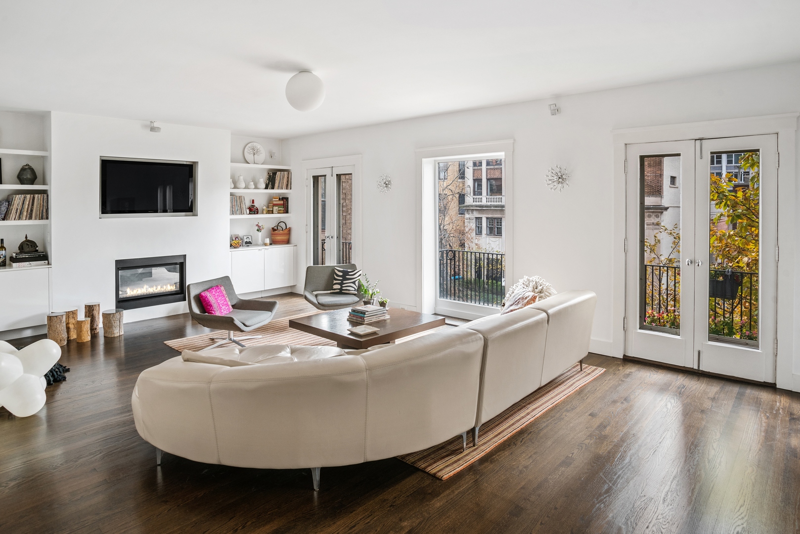 710 West Junior Terrace, Unit 2 Chicago, IL 60613 - Photo 2 of 37 a living room with furniture and a flat screen tv