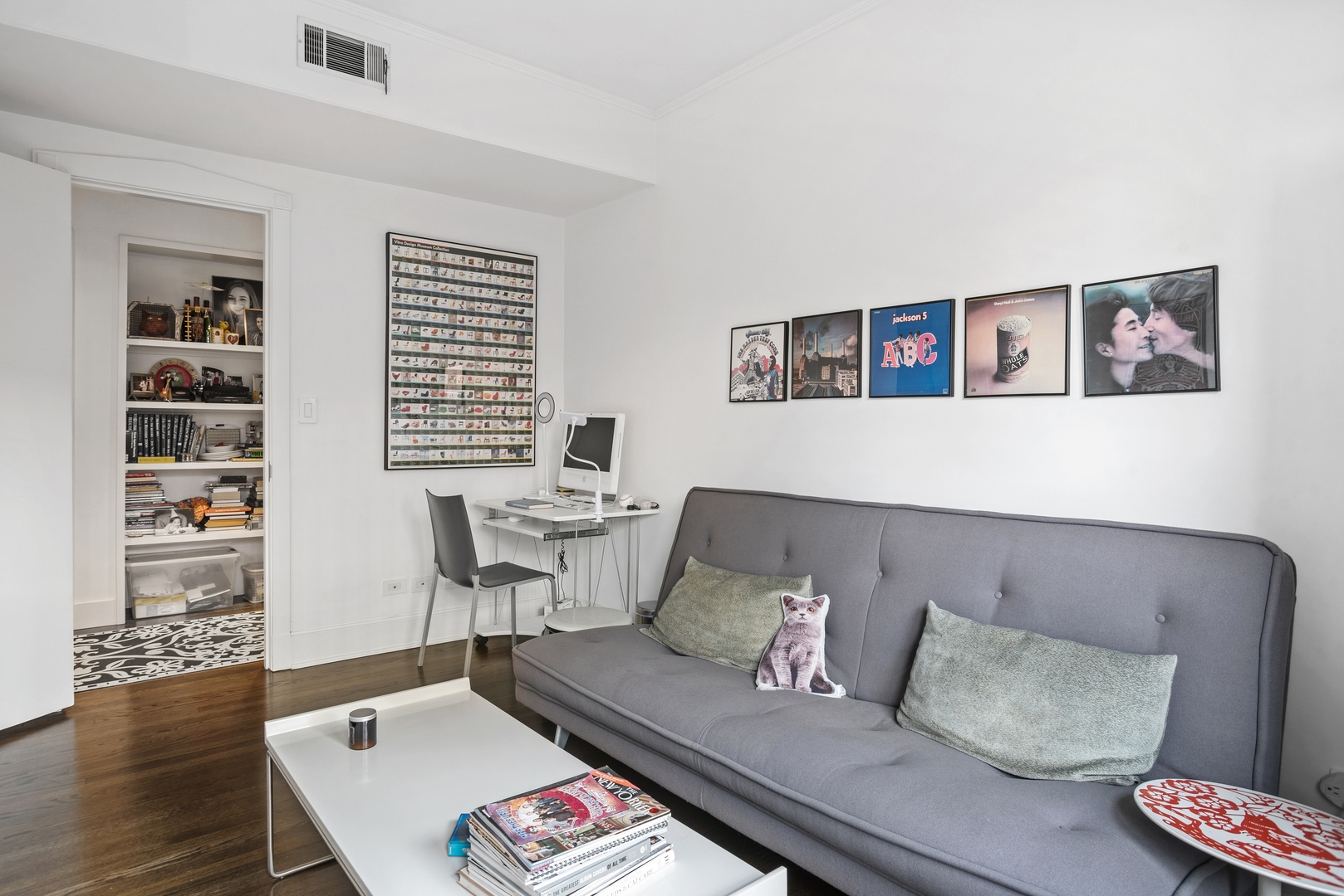 710 West Junior Terrace, Unit 2 Chicago, IL 60613 - Photo 21 of 37 a living room with furniture and wooden floor
