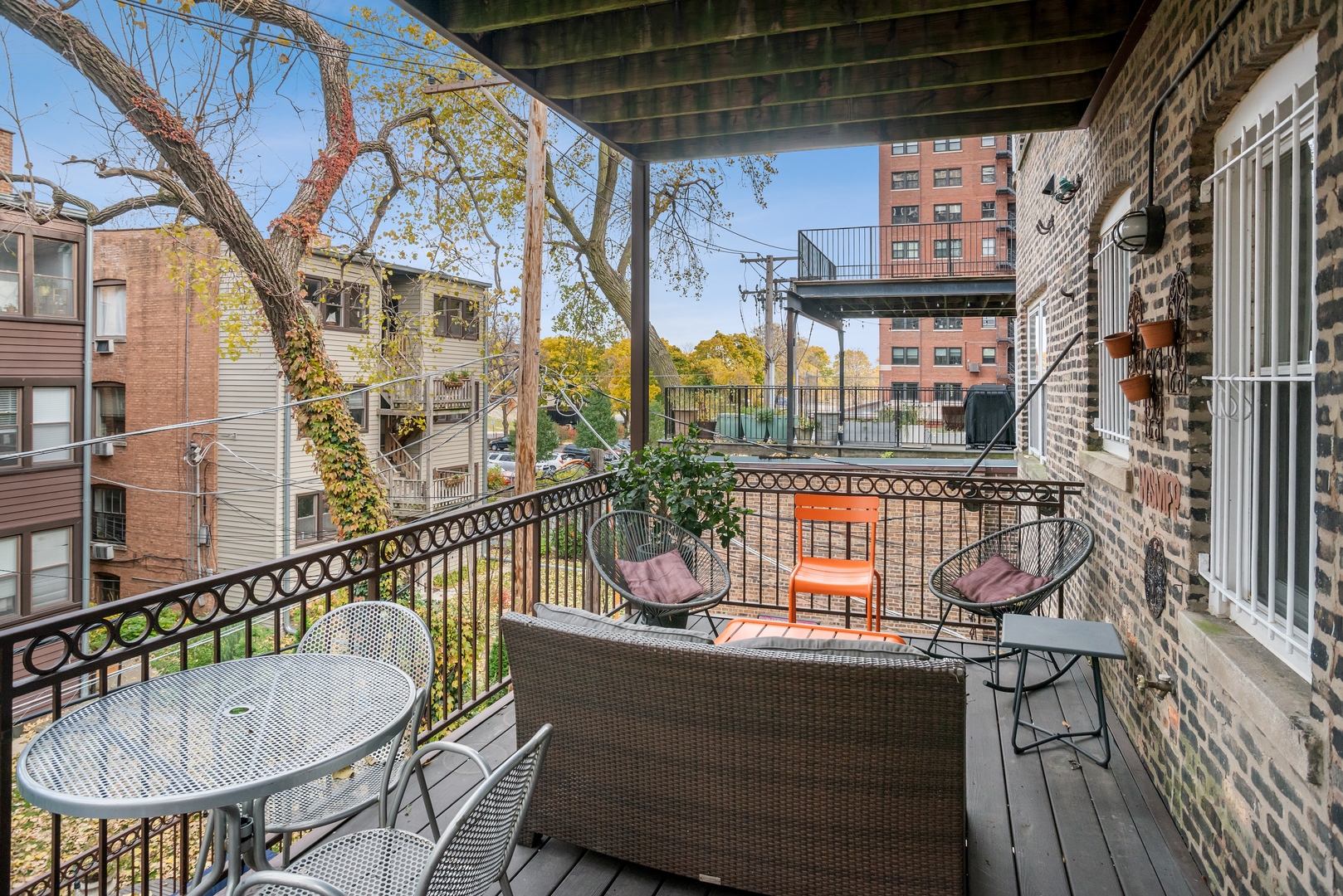 710 West Junior Terrace, Unit 2 Chicago, IL 60613 - Photo 24 of 37 a balcony with table and chairs