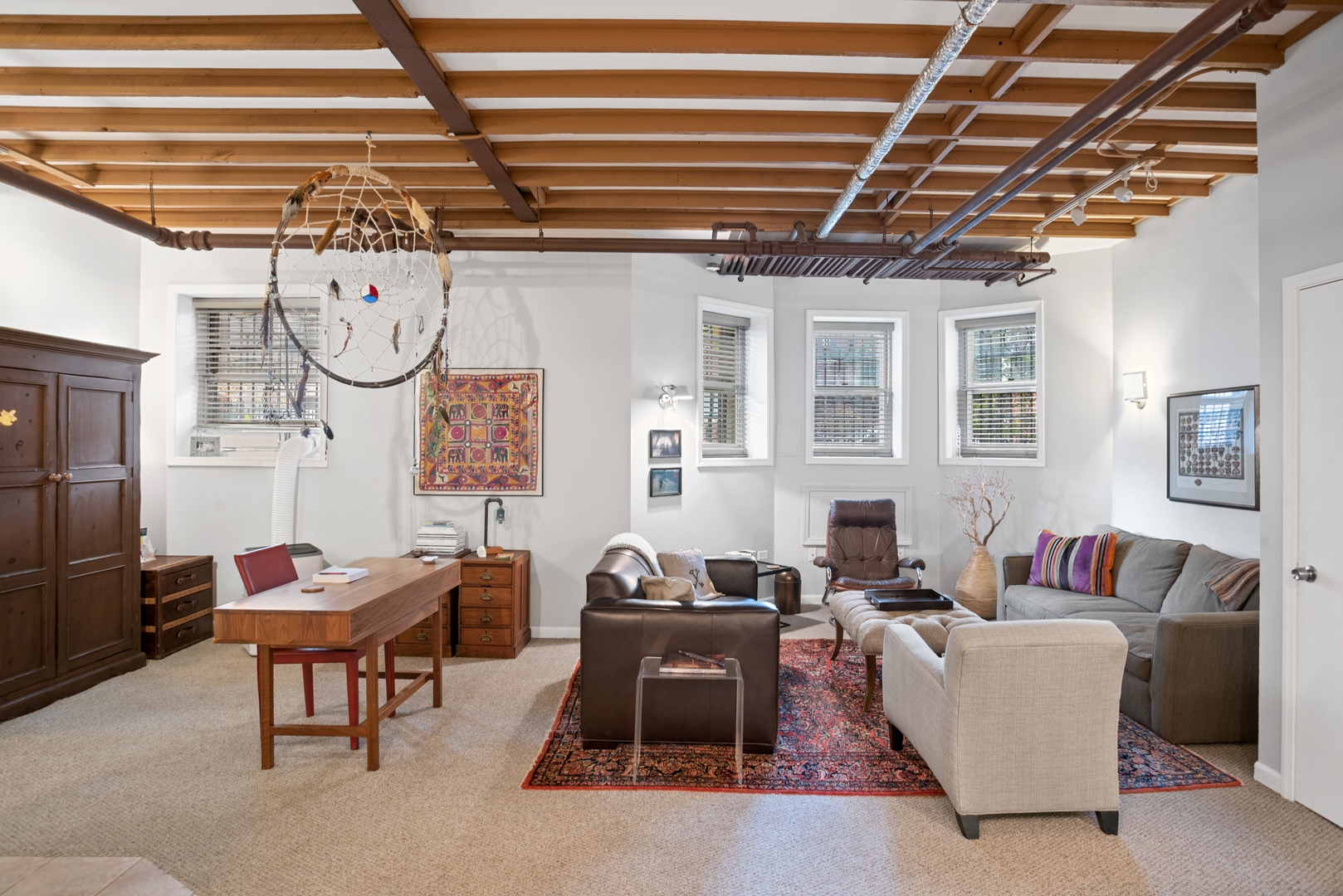 710 West Junior Terrace, Unit 2 Chicago, IL 60613 - Photo 29 of 37 a living room with furniture