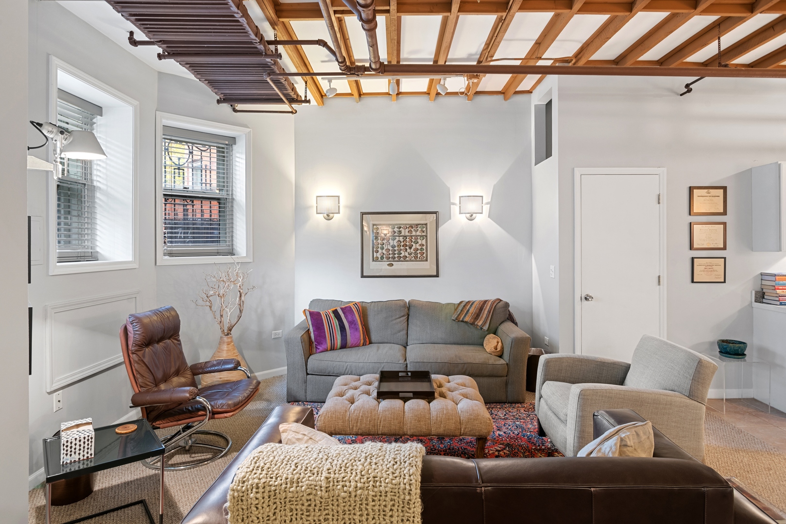 710 West Junior Terrace, Unit 2 Chicago, IL 60613 - Photo 31 of 37 a living room with furniture
